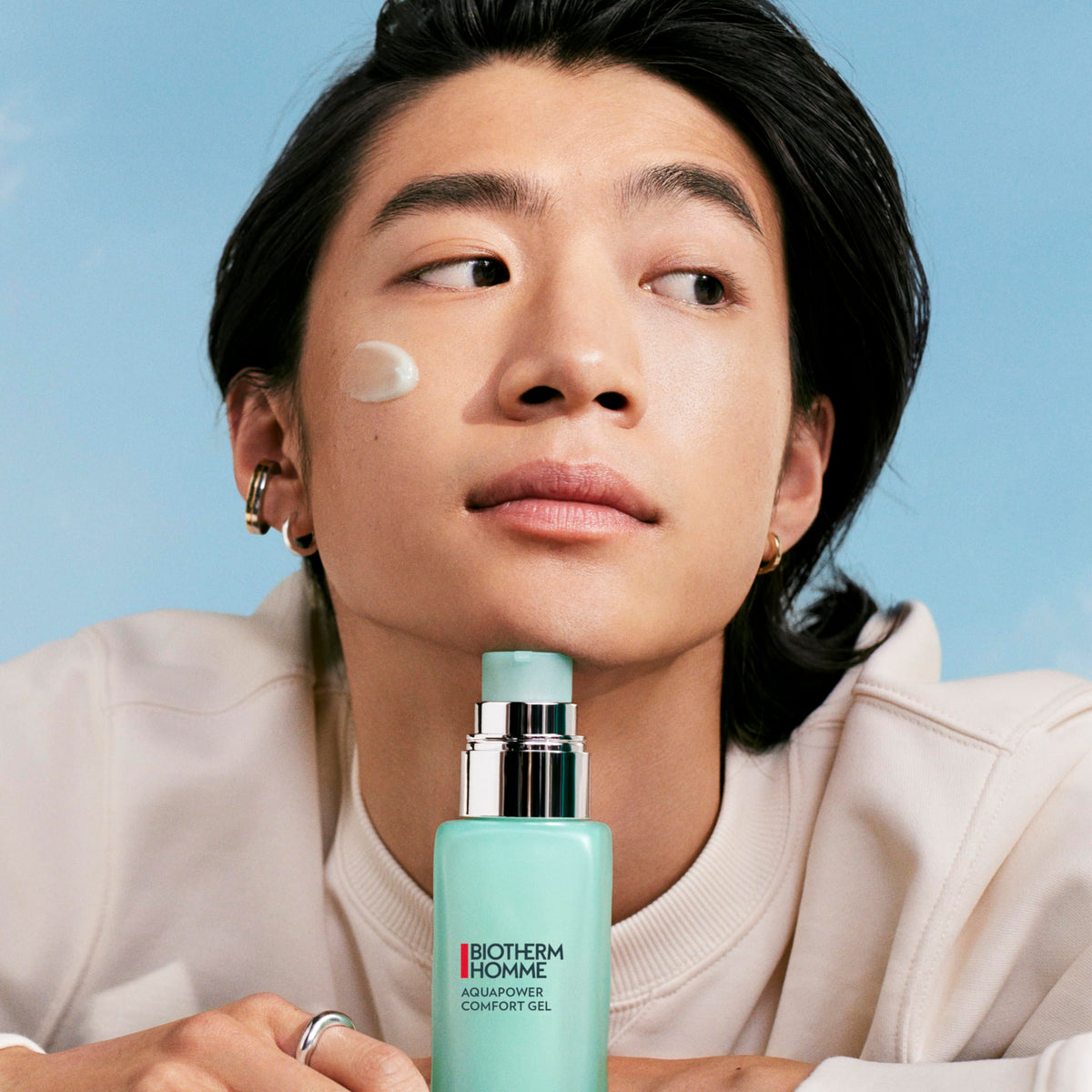 Biotherm Aquapower pump dispensing a gel drop, shows controlled application and refreshing effect