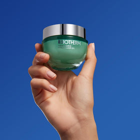Biotherm Aquasource gel texture close-up highlighting cooling hydration