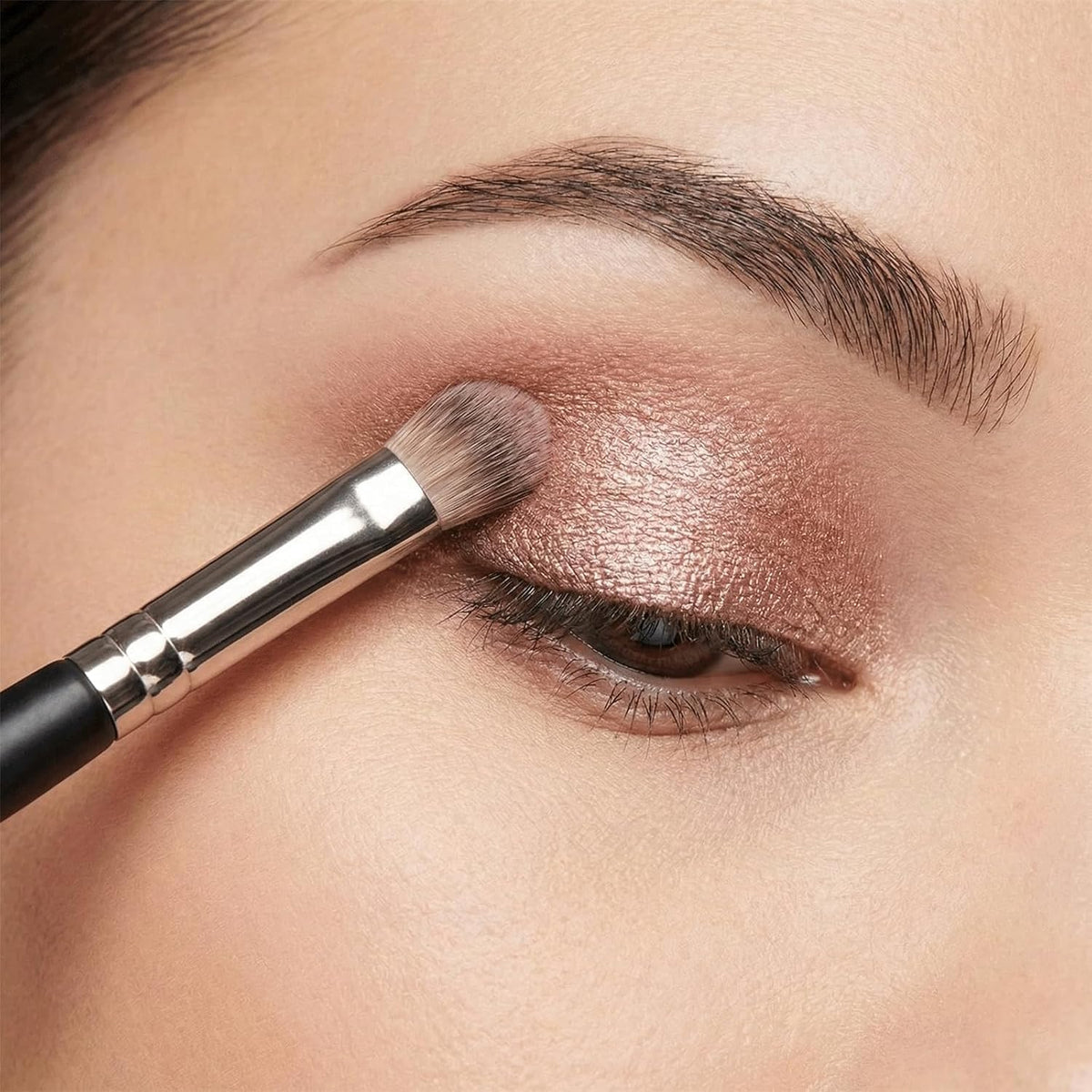 BITYEYE eyelid application close-up demonstrating blendable shimmer finish