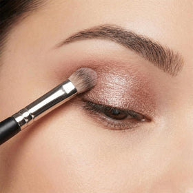 BITYEYE eyelid application close-up demonstrating blendable shimmer finish