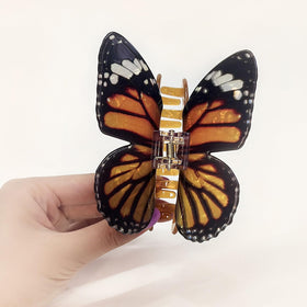 Bi&Yamigeo clip worn in a half-up hairstyle showing decorative accent and everyday use benefit