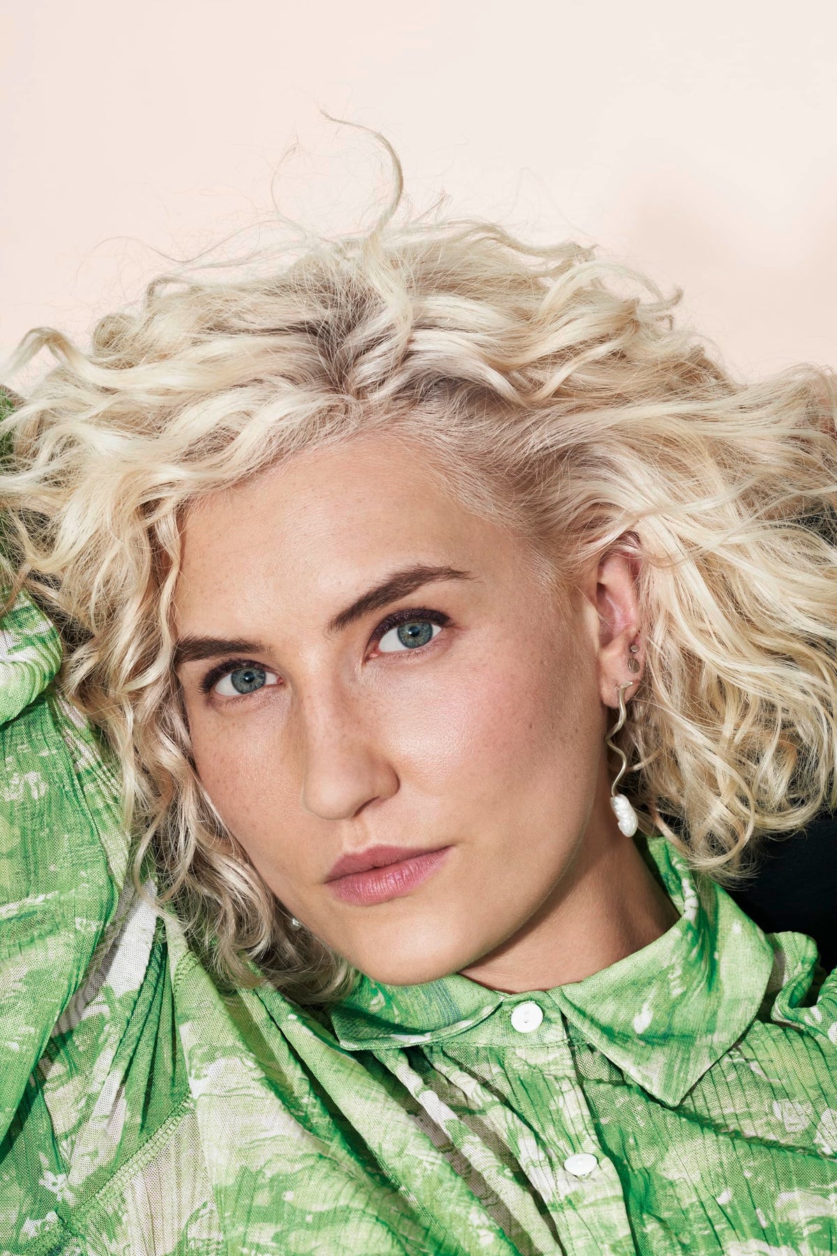 BlondMe shampoo staged in salon, conveying professional-quality benefit