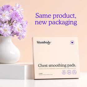 BLUMBODY rinsing pad under water demonstrating easy cleaning