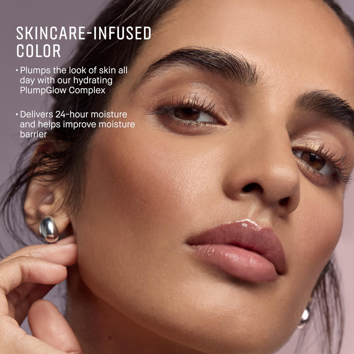 Bobbi Brown applying Flirty Peach to cheek for instant healthy glow