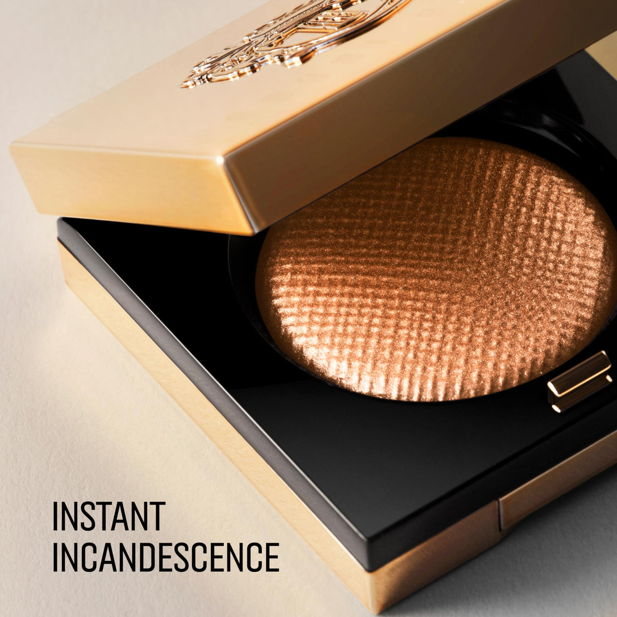 Bobbi Brown Luxe Eyeshadow Moonstone applied with brush on lid demonstrating buildable color benefit
