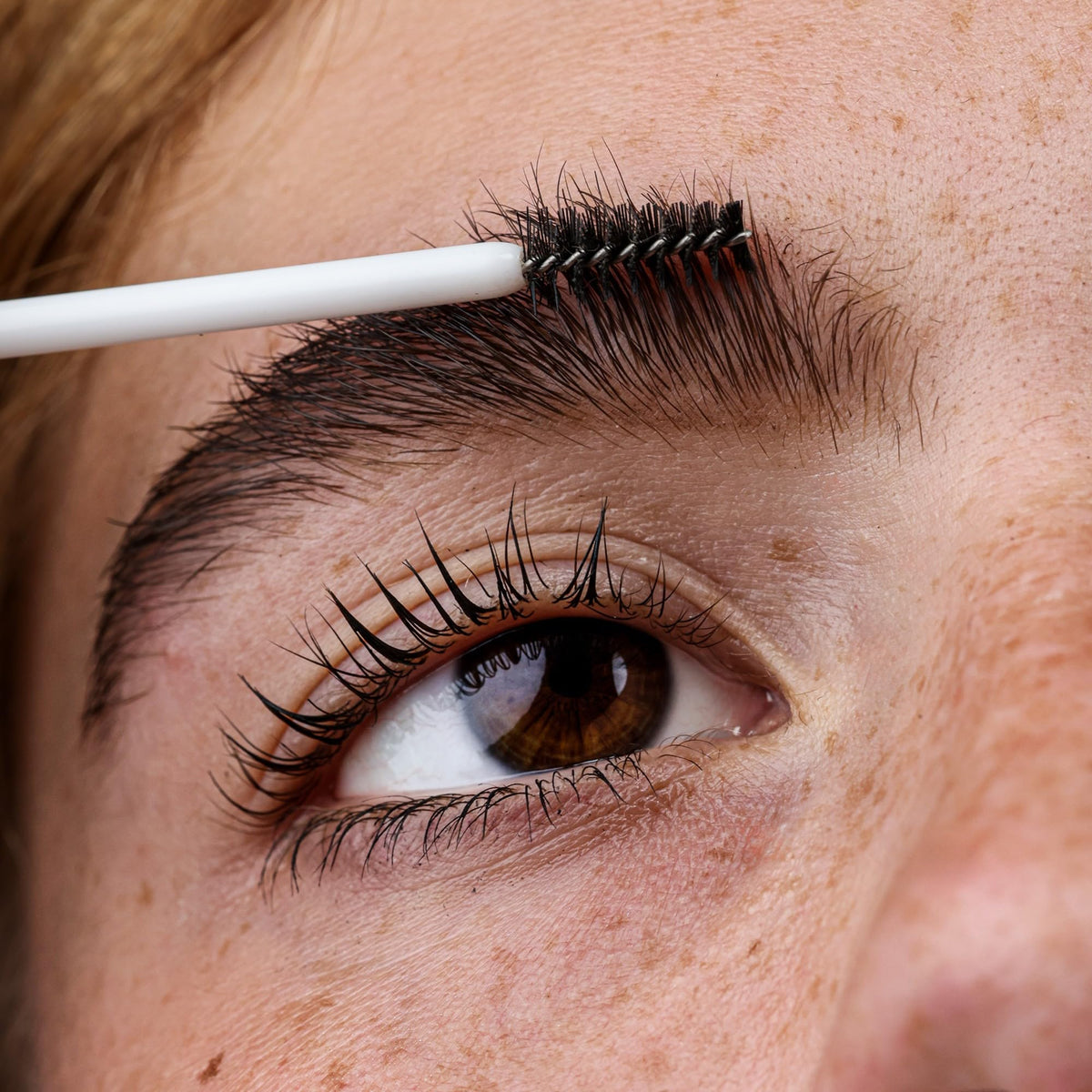 Borboleta brow serum applicator close-up highlighting precise control benefit
