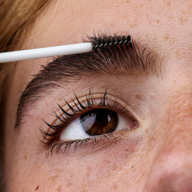 Borboleta brow serum applicator close-up highlighting precise control benefit