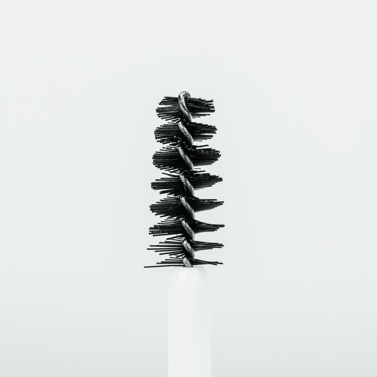 Borboleta brow serum being applied on brows demonstrating easy daily use benefit