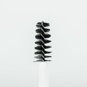 Borboleta brow serum being applied on brows demonstrating easy daily use benefit