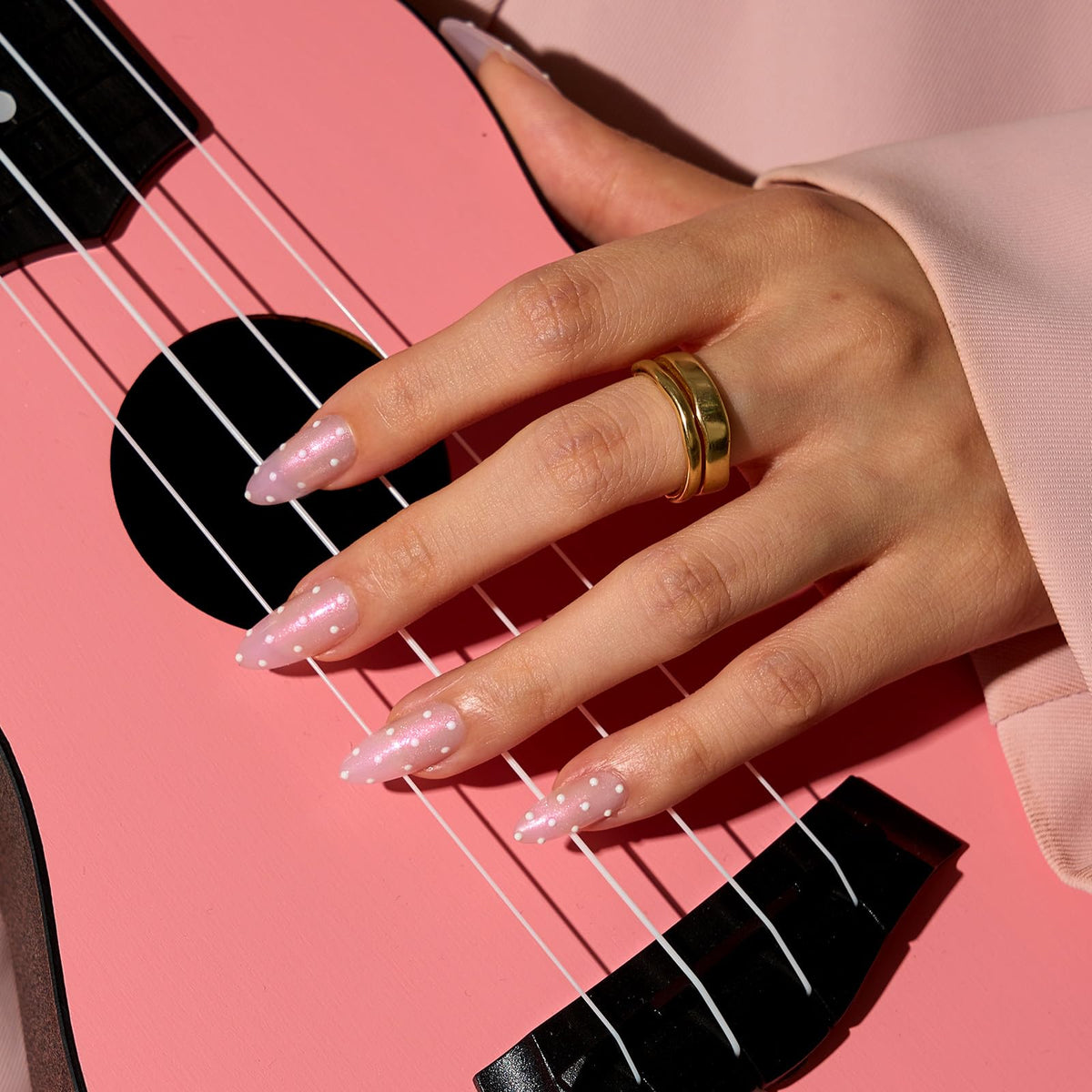 BTArtbox side profile of almond-shaped nail demonstrating natural curve