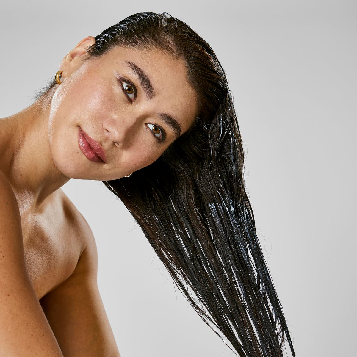Bumble and bumble after use shiny smooth hair showing anti-frizz benefit