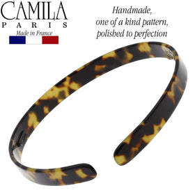 Camila Paris in casual outfit showing versatile accessory for day-to-day wear