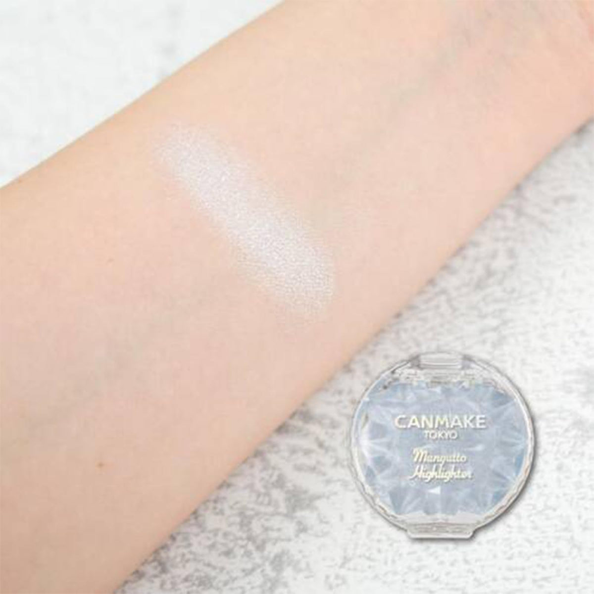 CANMAKE applying highlighter with small brush for precise glow placement
