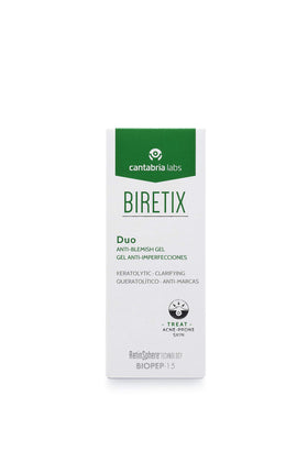 Cantabria Labs Biretix Duo clear gel texture close-up demonstrating lightweight absorption