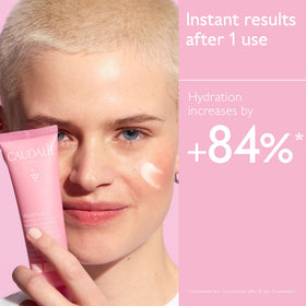 Hand applying Caudalie gel moisturizer demonstrating quick absorption benefit