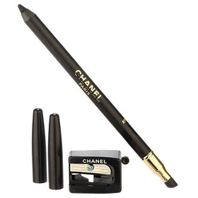 CHANEL Le Crayon Yeux held in hand to show compact size and travel-friendly benefit