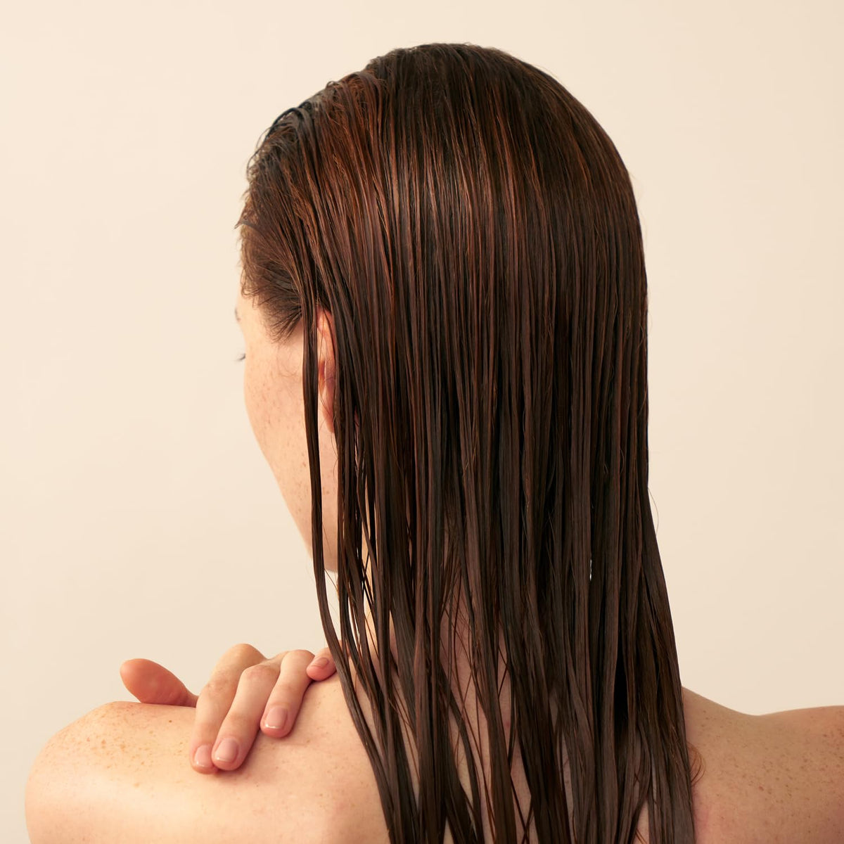 Christophe Robin conditioner applied to fine hair demonstrating added body benefit