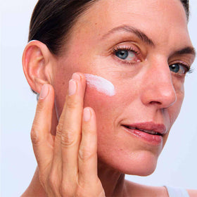 Clarins applying cream to neck and décolleté to show lifting and densifying benefit