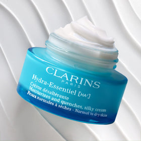 CLARINS visual of hyaluronic acid ingredient emphasizing moisture retention benefits