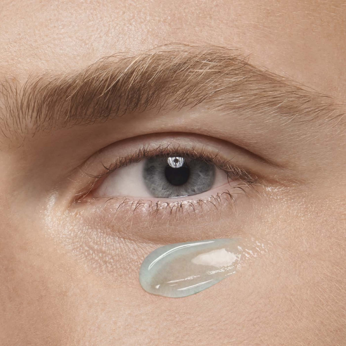 CLARINS Men application in hand demonstrating easy, mess-free roll-on use