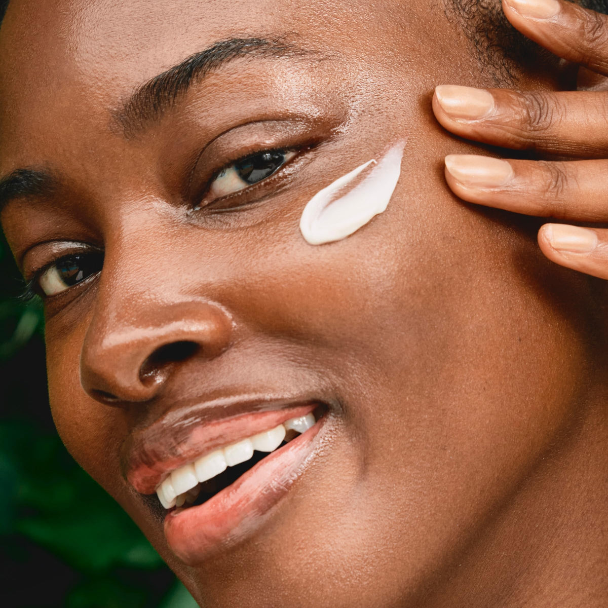 CLARINS neck and décolleté application illustrating coverage and firmness