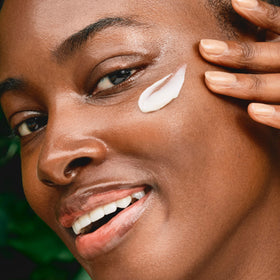 CLARINS neck and décolleté application illustrating coverage and firmness