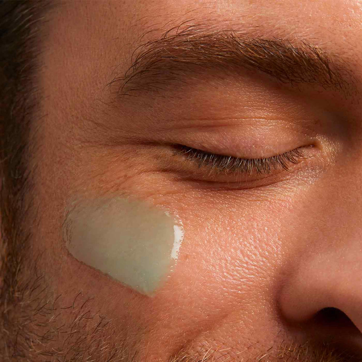 CLARINS application after shave demonstrating soothing, cooling effect
