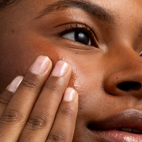 Cliganic dropper releasing oil highlighting precise dosing and convenience