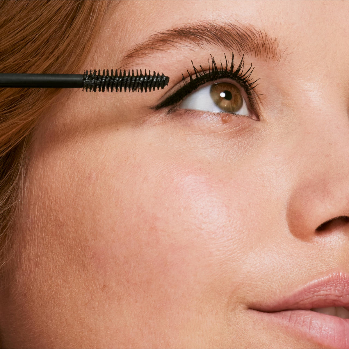 Clinique model applying mascara for long‑lasting, smudge‑resistant look