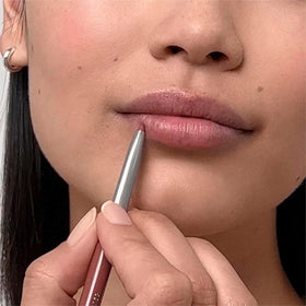 Clinique Quickliner applied on model lips demonstrating definition and anti-feathering benefit