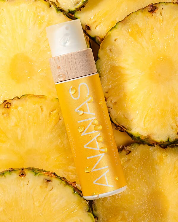 COCOSOLIS ANANAS at the beach illustrating tanning and summer mood
