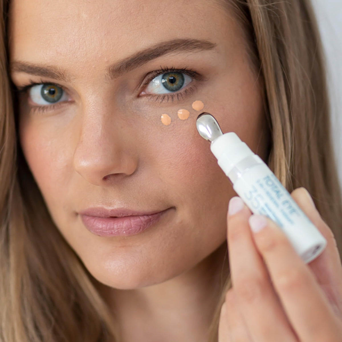 Colorescience Total Eye cooling applicator close-up reduces puffiness on contact