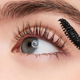 COSNORI ingredients label close-up highlighting hyaluronic acid and silk amino acids benefit