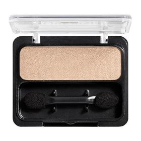 COVERGIRL pan close-up showing smooth surface texture for easy blending