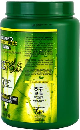 CrecePelo applying mask in hair demonstrating deep conditioning benefits