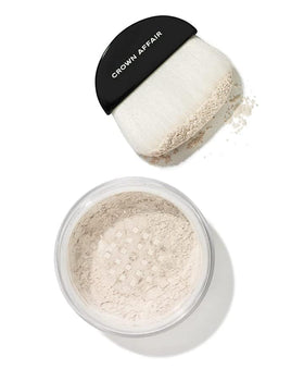 CROWN AFFAIR powder texture close-up showing fine tapioca starch for oil absorption