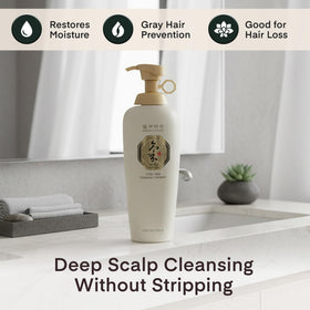 Daeng Gi Meo Ri bottle in hand to show 16.9 fl oz scale