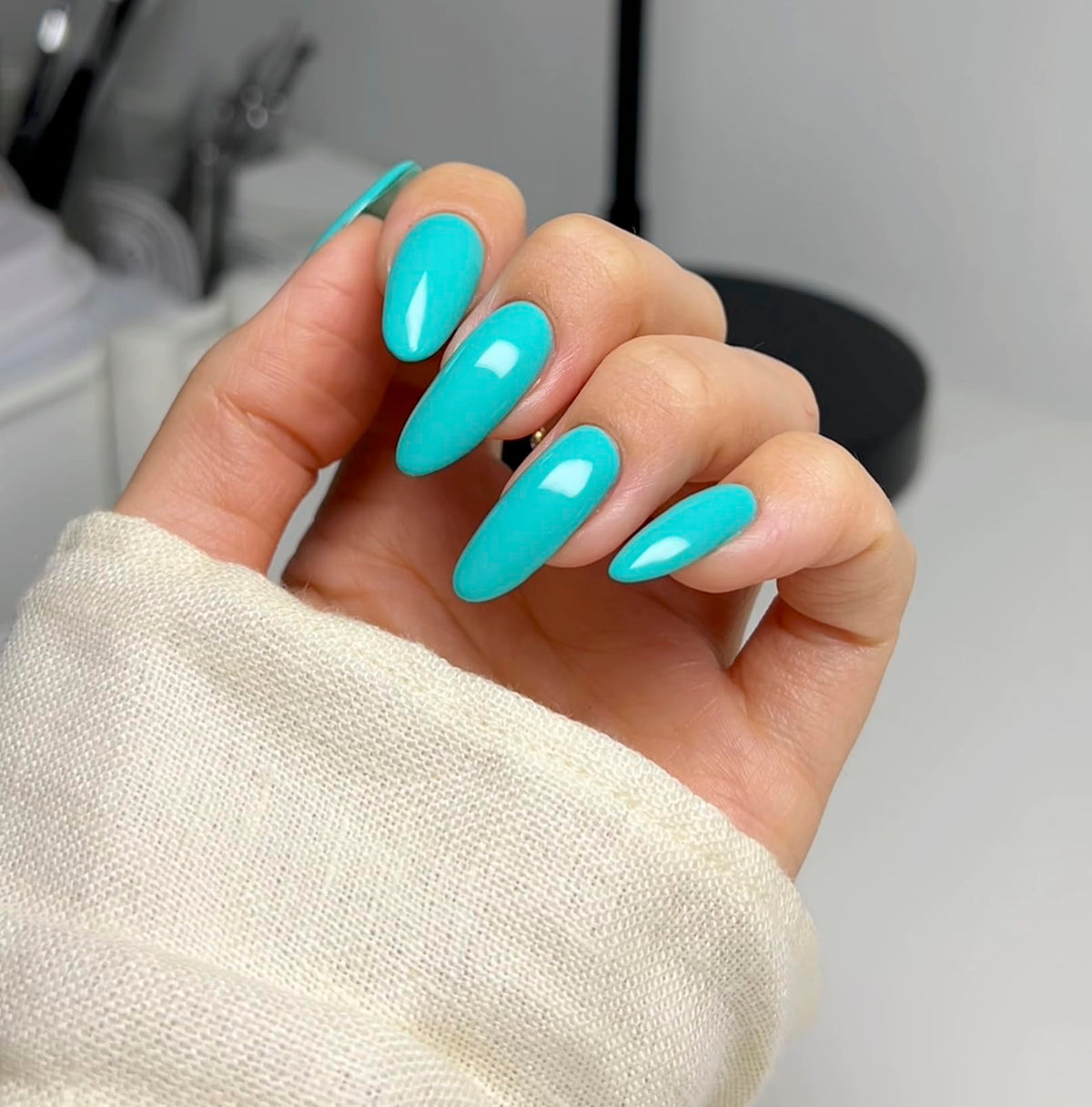 DAISY DND mani in a beach outfit showing wearable blue shade for summer style