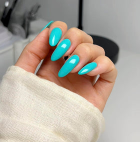 DAISY DND mani in a beach outfit showing wearable blue shade for summer style