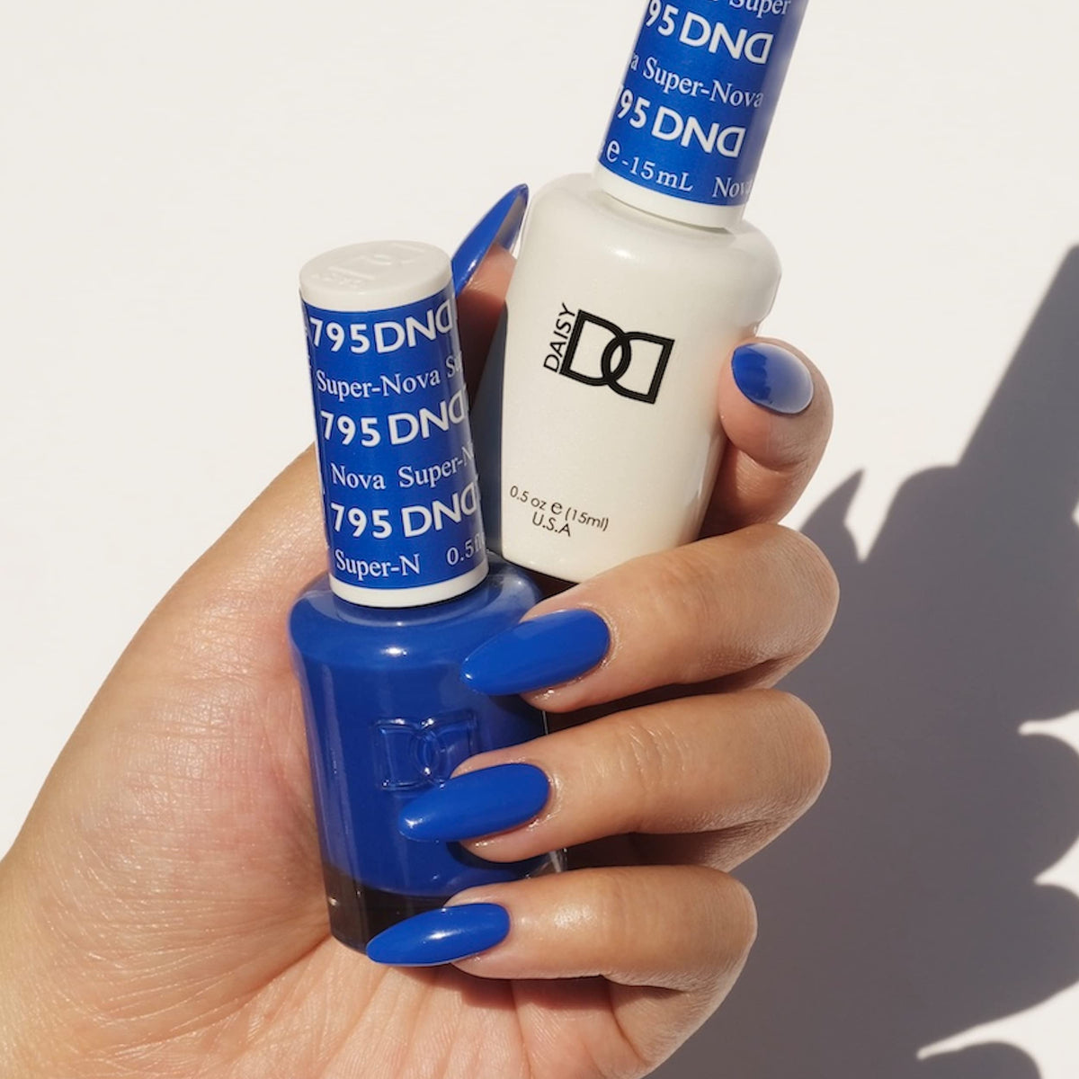 DAISY DND 795 Super-Nova bottle close-up highlighting rich pigment