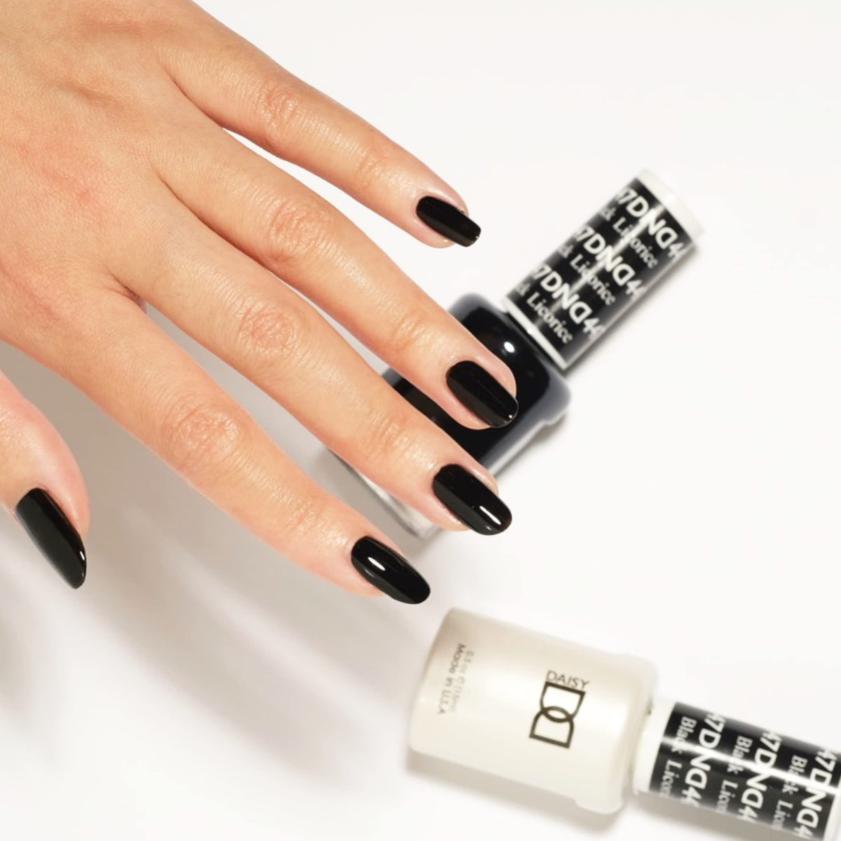 DAISY DND gel brush stroke illustrating rich Black Licorice pigmentation and smooth application