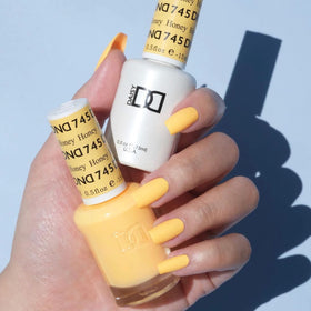 DAISY DND gel polish bottle close-up highlighting smooth pigment
