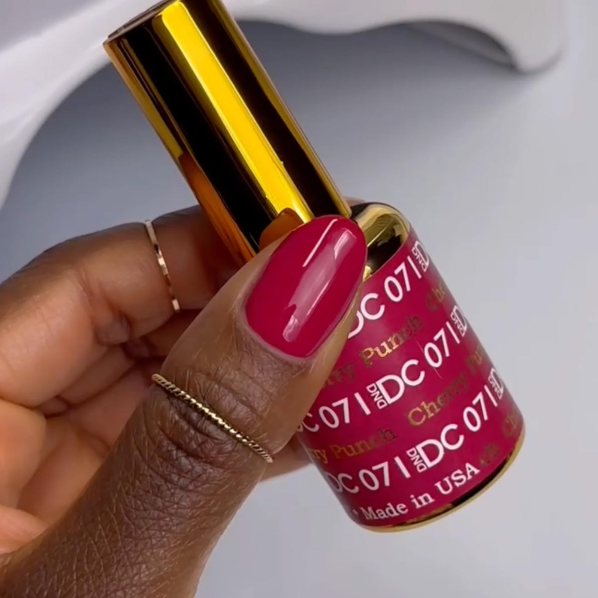 DAISY DND label close-up highlighting shade name and quality