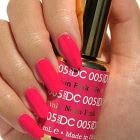 DAISY DND brush stroke close-up showing smooth neon pink coverage
