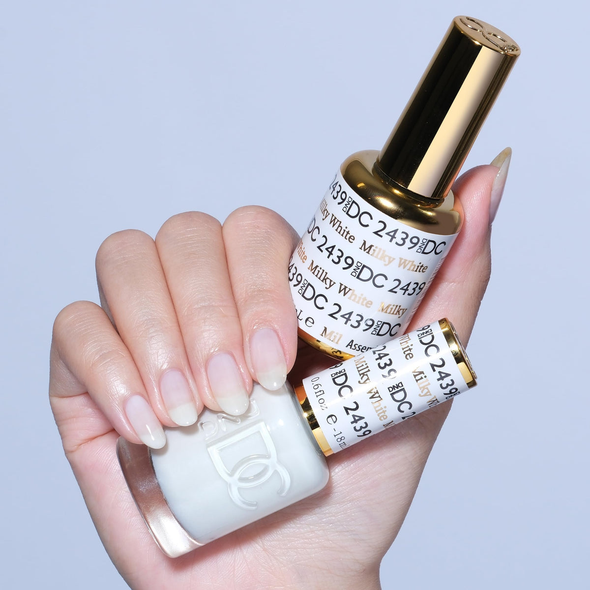 DAISY DND close-up gel brush stroke highlighting smooth application benefit