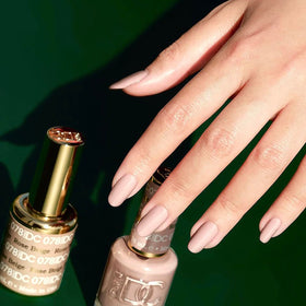 DAISY DND close-up of gel texture and glossy finish benefit