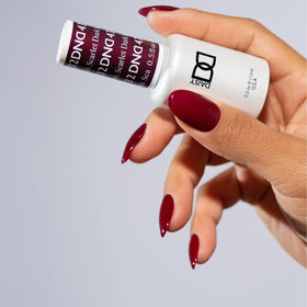DAISY DND close-up of bottle showing rich Dark Scarlet 432 color and smooth finish