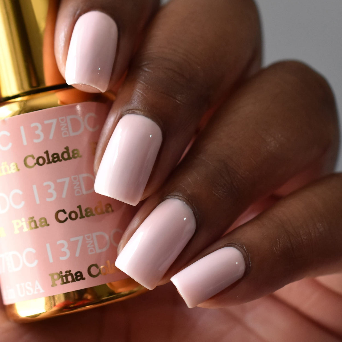 DAISY DND gel bottle close-up highlighting smooth pigment payoff