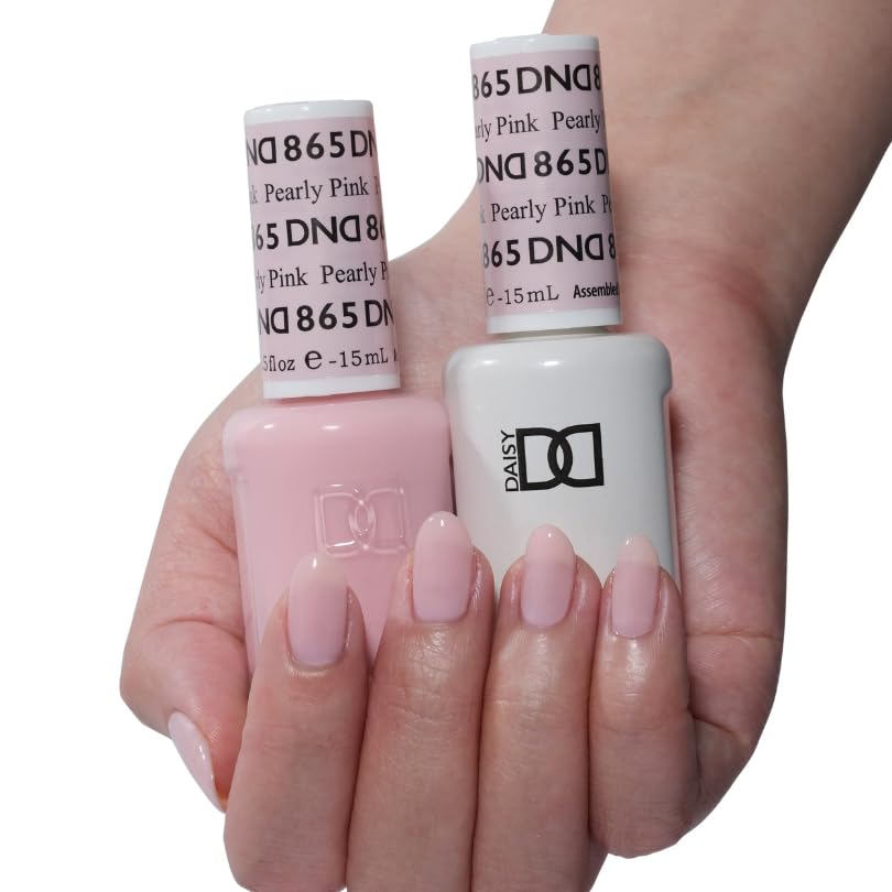 DAISY DND gel bottle close-up highlighting brush and pigmentation for even coverage