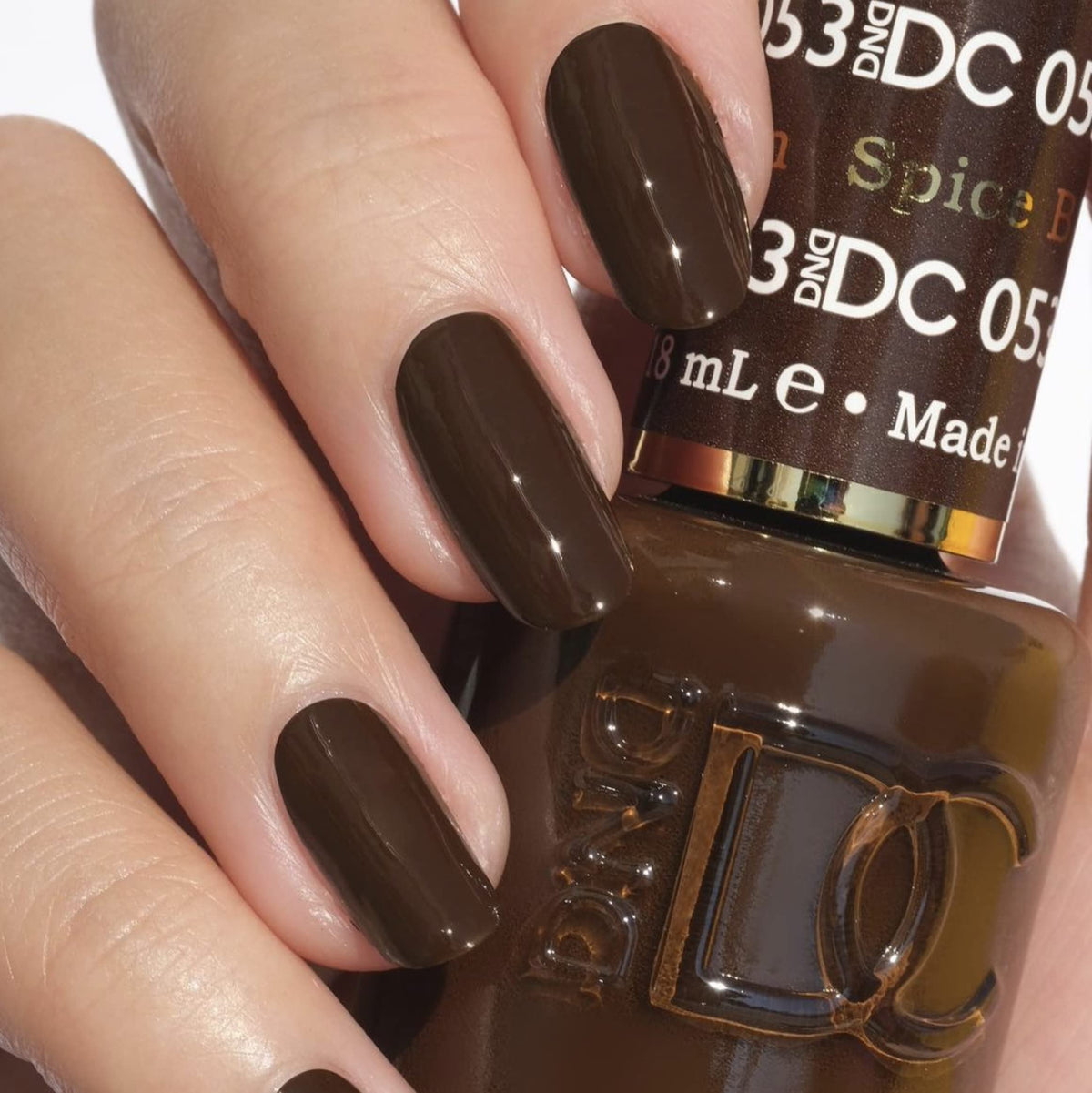 DAISY DND gel bottle close-up label highlighting pigment and control